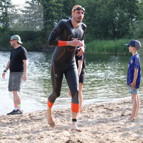 15.06.2025 - 27. Vierlanden-Triathlon Lena Gebhardt http://msf.ph/oto/8045843 15.06.2025 08:40:58 Schwimmen 99, 114, 129, 147 meine-sportfotos.de