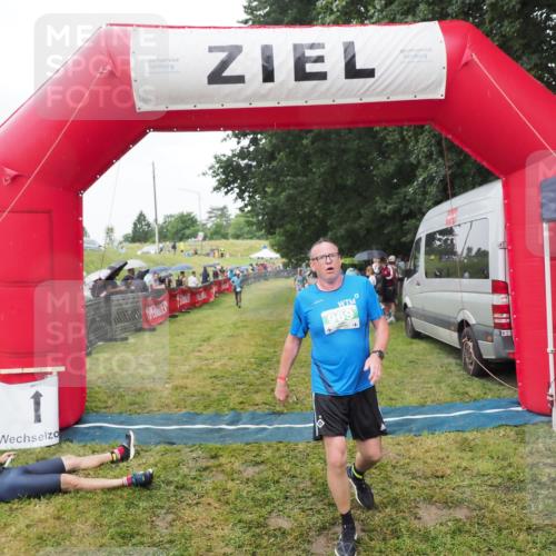 21.06.2025 - 27. Vierlanden-Triathlon MichiJ http://msf.ph/oto/8045844 15.06.2026 13:55:54 Ziel 784, 969 meine-sportfotos.de