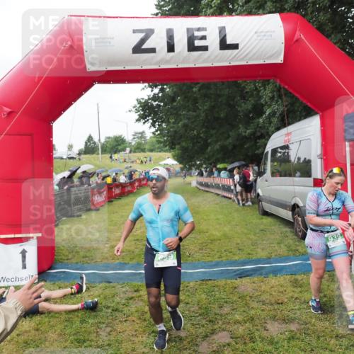 21.06.2025 - 27. Vierlanden-Triathlon MichiJ http://msf.ph/oto/8045872 15.06.2026 13:56:01 Ziel 699, 939 meine-sportfotos.de