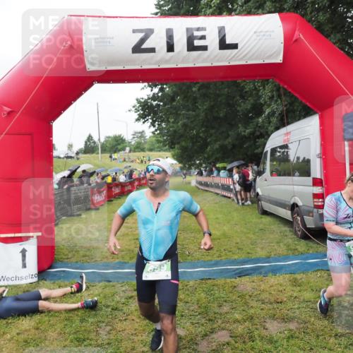 21.06.2025 - 27. Vierlanden-Triathlon MichiJ http://msf.ph/oto/8045877 15.06.2026 13:56:01 Ziel 699, 939 meine-sportfotos.de