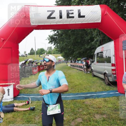 21.06.2025 - 27. Vierlanden-Triathlon MichiJ http://msf.ph/oto/8045881 15.06.2026 13:56:01 Ziel 699, 939 meine-sportfotos.de
