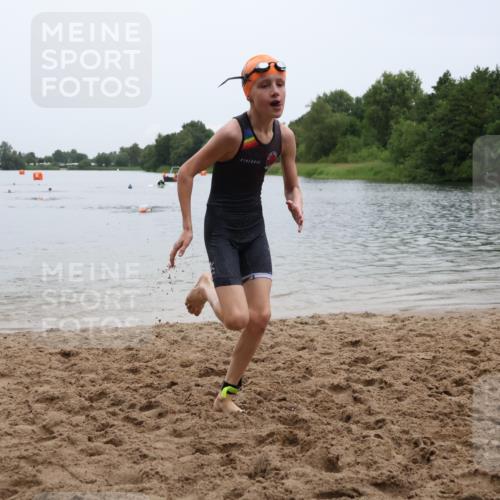 21.06.2025 - 27. Vierlanden-Triathlon Lena Gebhardt http://msf.ph/oto/8045885 15.06.2025 14:51:26 Schwimmen  meine-sportfotos.de