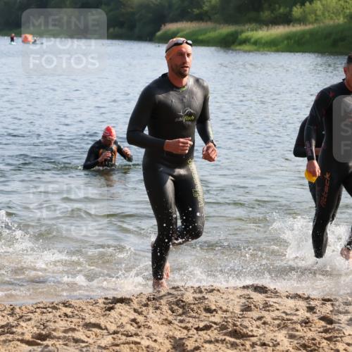 15.06.2025 - 27. Vierlanden-Triathlon Lena Gebhardt http://msf.ph/oto/8045887 15.06.2025 08:41:04 Schwimmen 99, 109, 114, 129, 138, 147, 176 meine-sportfotos.de