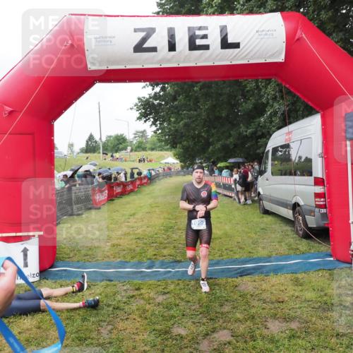 21.06.2025 - 27. Vierlanden-Triathlon MichiJ http://msf.ph/oto/8045890 15.06.2026 13:56:18 Ziel 1099 meine-sportfotos.de
