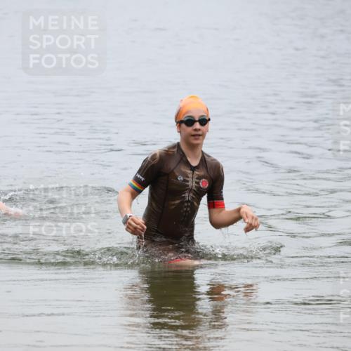 21.06.2025 - 27. Vierlanden-Triathlon Lena Gebhardt http://msf.ph/oto/8045893 15.06.2025 14:51:54 Schwimmen 1352, 1364 meine-sportfotos.de