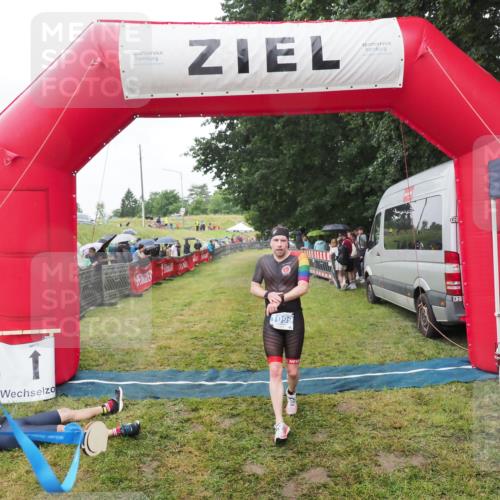 21.06.2025 - 27. Vierlanden-Triathlon MichiJ http://msf.ph/oto/8045895 15.06.2026 13:56:18 Ziel 1099 meine-sportfotos.de