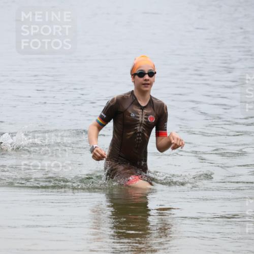 21.06.2025 - 27. Vierlanden-Triathlon Lena Gebhardt http://msf.ph/oto/8045897 15.06.2025 14:51:54 Schwimmen 1352, 1364 meine-sportfotos.de