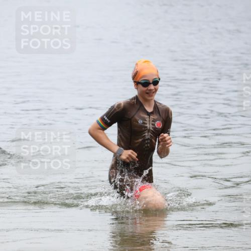 21.06.2025 - 27. Vierlanden-Triathlon Lena Gebhardt http://msf.ph/oto/8045900 15.06.2025 14:51:55 Schwimmen 1352, 1364 meine-sportfotos.de