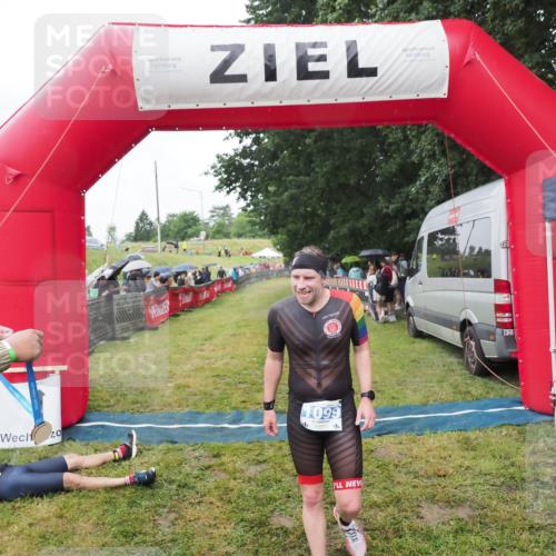 21.06.2025 - 27. Vierlanden-Triathlon MichiJ http://msf.ph/oto/8045909 15.06.2026 13:56:19 Ziel 1099 meine-sportfotos.de