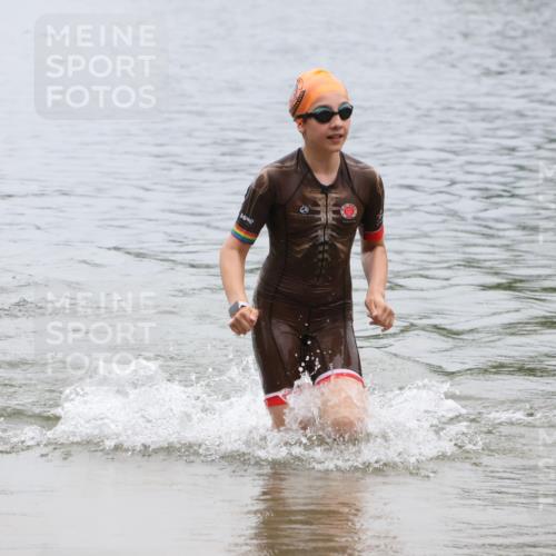 21.06.2025 - 27. Vierlanden-Triathlon Lena Gebhardt http://msf.ph/oto/8045911 15.06.2025 14:51:56 Schwimmen 1352, 1364 meine-sportfotos.de