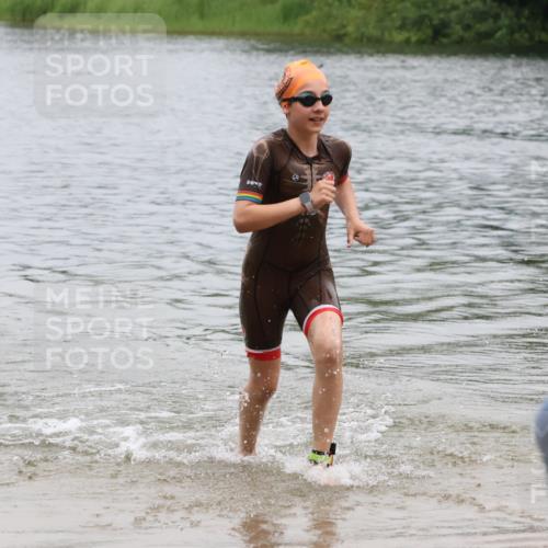 21.06.2025 - 27. Vierlanden-Triathlon Lena Gebhardt http://msf.ph/oto/8045915 15.06.2025 14:51:57 Schwimmen 1352, 1364 meine-sportfotos.de