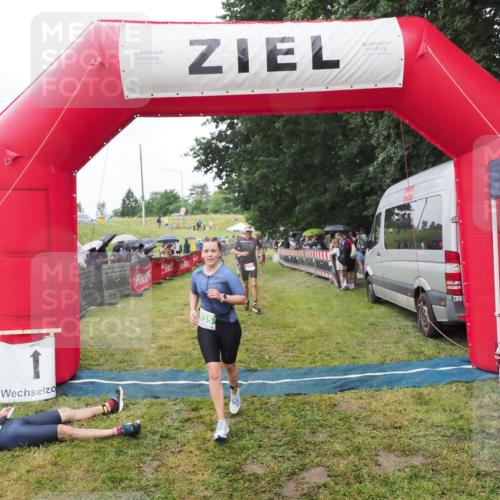 21.06.2025 - 27. Vierlanden-Triathlon MichiJ http://msf.ph/oto/8045922 15.06.2026 13:56:37 Ziel 153, 935 meine-sportfotos.de