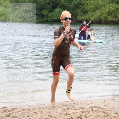 21.06.2025 - 27. Vierlanden-Triathlon Lena Gebhardt http://msf.ph/oto/8045927 15.06.2025 14:51:58 Schwimmen 1352, 1364 meine-sportfotos.de