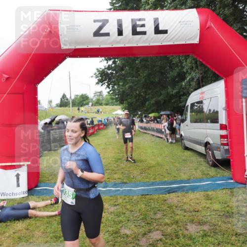 21.06.2025 - 27. Vierlanden-Triathlon MichiJ http://msf.ph/oto/8045928 15.06.2026 13:56:38 Ziel 153, 935, 1104 meine-sportfotos.de