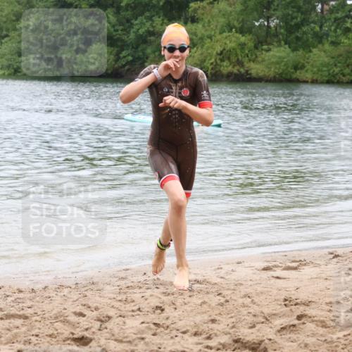 21.06.2025 - 27. Vierlanden-Triathlon Lena Gebhardt http://msf.ph/oto/8045934 15.06.2025 14:51:59 Schwimmen 1352, 1364 meine-sportfotos.de