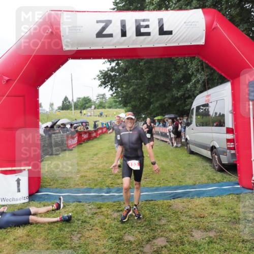21.06.2025 - 27. Vierlanden-Triathlon MichiJ http://msf.ph/oto/8045943 15.06.2026 13:56:41 Ziel 153, 935, 1104 meine-sportfotos.de