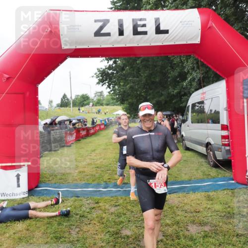 21.06.2025 - 27. Vierlanden-Triathlon MichiJ http://msf.ph/oto/8045949 15.06.2026 13:56:42 Ziel 153, 935, 1104 meine-sportfotos.de