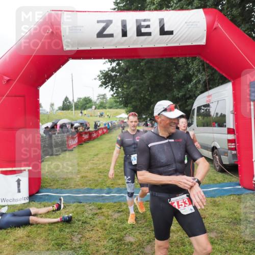 21.06.2025 - 27. Vierlanden-Triathlon MichiJ http://msf.ph/oto/8045952 15.06.2026 13:56:43 Ziel 153, 935, 1104 meine-sportfotos.de