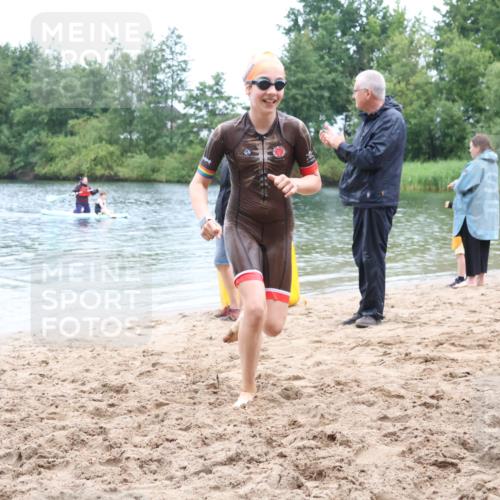 21.06.2025 - 27. Vierlanden-Triathlon Lena Gebhardt http://msf.ph/oto/8045955 15.06.2025 14:52:00 Schwimmen 1352, 1364 meine-sportfotos.de