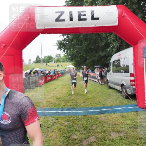 21.06.2025 - 27. Vierlanden-Triathlon MichiJ http://msf.ph/oto/8045962 15.06.2026 13:56:47 Ziel 1104, 1105, 1110 meine-sportfotos.de