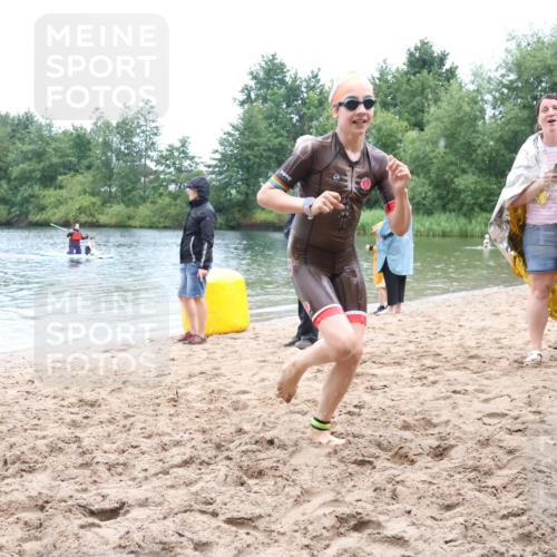 21.06.2025 - 27. Vierlanden-Triathlon Lena Gebhardt http://msf.ph/oto/8045963 15.06.2025 14:52:00 Schwimmen 1352, 1364 meine-sportfotos.de