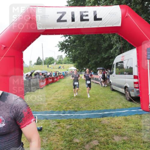 21.06.2025 - 27. Vierlanden-Triathlon MichiJ http://msf.ph/oto/8045965 15.06.2026 13:56:47 Ziel 1104, 1105, 1110 meine-sportfotos.de