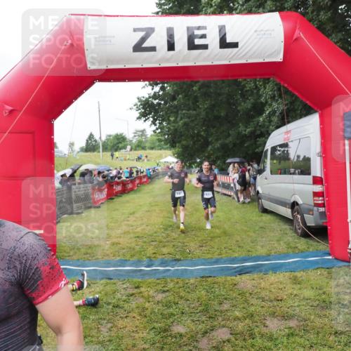 21.06.2025 - 27. Vierlanden-Triathlon MichiJ http://msf.ph/oto/8045966 15.06.2026 13:56:48 Ziel 1104, 1105, 1110 meine-sportfotos.de