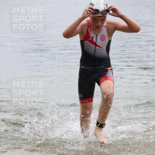 21.06.2025 - 27. Vierlanden-Triathlon Lena Gebhardt http://msf.ph/oto/8045971 15.06.2025 14:52:02 Schwimmen 1352, 1364 meine-sportfotos.de