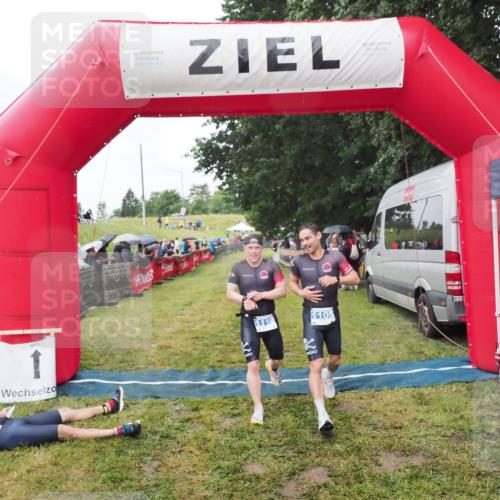 21.06.2025 - 27. Vierlanden-Triathlon MichiJ http://msf.ph/oto/8045976 15.06.2026 13:56:49 Ziel 1104, 1105, 1110 meine-sportfotos.de