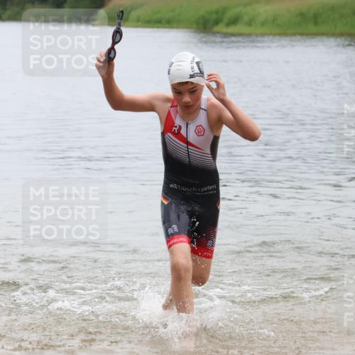 21.06.2025 - 27. Vierlanden-Triathlon Lena Gebhardt http://msf.ph/oto/8045982 15.06.2025 14:52:02 Schwimmen 1352, 1364 meine-sportfotos.de
