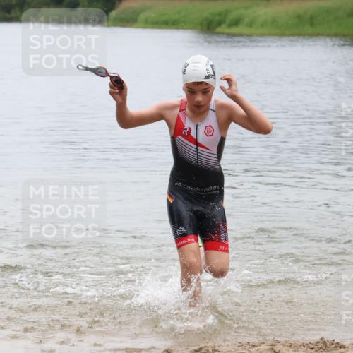 21.06.2025 - 27. Vierlanden-Triathlon Lena Gebhardt http://msf.ph/oto/8045986 15.06.2025 14:52:02 Schwimmen 1352, 1364 meine-sportfotos.de