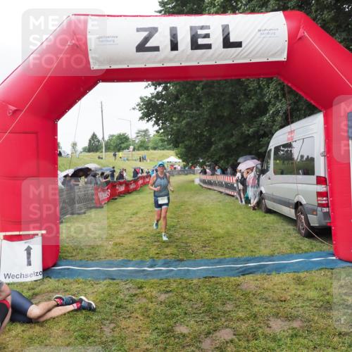 21.06.2025 - 27. Vierlanden-Triathlon MichiJ http://msf.ph/oto/8045990 15.06.2026 13:57:21 Ziel 940 meine-sportfotos.de