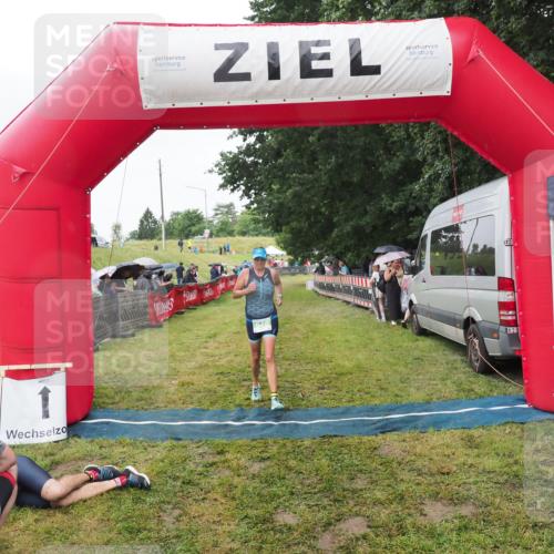 21.06.2025 - 27. Vierlanden-Triathlon MichiJ http://msf.ph/oto/8045994 15.06.2026 13:57:21 Ziel 940 meine-sportfotos.de
