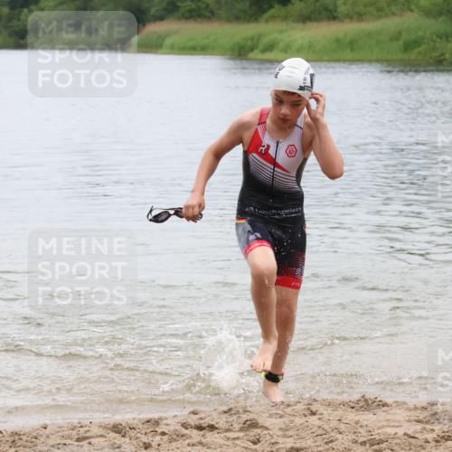 21.06.2025 - 27. Vierlanden-Triathlon Lena Gebhardt http://msf.ph/oto/8045997 15.06.2025 14:52:03 Schwimmen 1352, 1364 meine-sportfotos.de