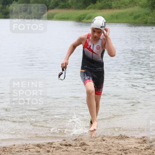 21.06.2025 - 27. Vierlanden-Triathlon Lena Gebhardt http://msf.ph/oto/8046001 15.06.2025 14:52:03 Schwimmen 1352, 1364 meine-sportfotos.de