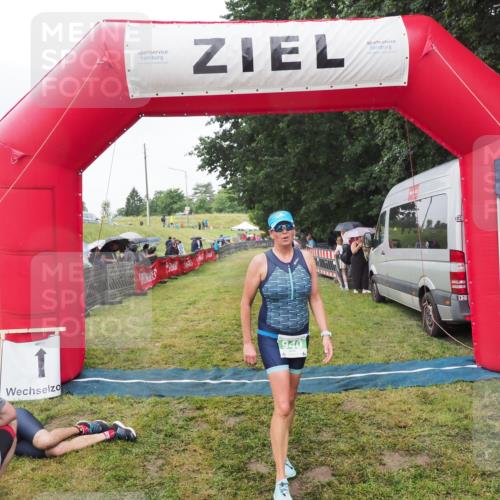 21.06.2025 - 27. Vierlanden-Triathlon MichiJ http://msf.ph/oto/8046011 15.06.2026 13:57:22 Ziel 940 meine-sportfotos.de