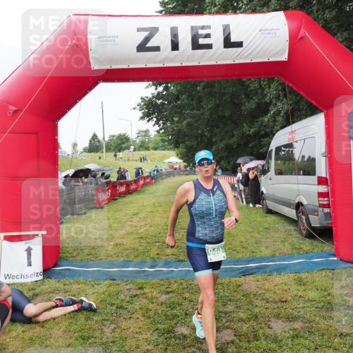 21.06.2025 - 27. Vierlanden-Triathlon MichiJ http://msf.ph/oto/8046013 15.06.2026 13:57:23 Ziel 940 meine-sportfotos.de