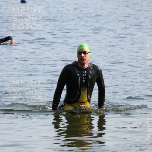 15.06.2025 - 27. Vierlanden-Triathlon Lena Gebhardt http://msf.ph/oto/8046014 15.06.2025 08:41:35 Schwimmen  meine-sportfotos.de