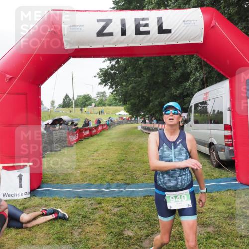 21.06.2025 - 27. Vierlanden-Triathlon MichiJ http://msf.ph/oto/8046015 15.06.2026 13:57:23 Ziel 940 meine-sportfotos.de