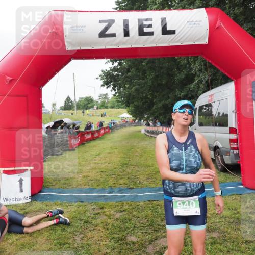 21.06.2025 - 27. Vierlanden-Triathlon MichiJ http://msf.ph/oto/8046017 15.06.2026 13:57:23 Ziel 940 meine-sportfotos.de