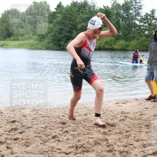 21.06.2025 - 27. Vierlanden-Triathlon Lena Gebhardt http://msf.ph/oto/8046023 15.06.2025 14:52:04 Schwimmen 1352, 1364 meine-sportfotos.de
