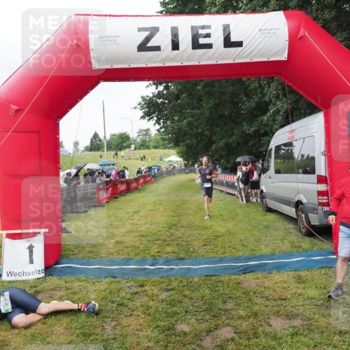 21.06.2025 - 27. Vierlanden-Triathlon MichiJ http://msf.ph/oto/8046024 15.06.2026 13:57:44 Ziel 1097 meine-sportfotos.de