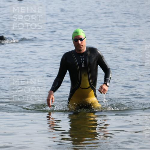 15.06.2025 - 27. Vierlanden-Triathlon Lena Gebhardt http://msf.ph/oto/8046025 15.06.2025 08:41:35 Schwimmen  meine-sportfotos.de
