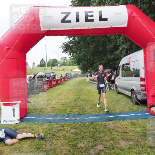 21.06.2025 - 27. Vierlanden-Triathlon MichiJ http://msf.ph/oto/8046028 15.06.2026 13:57:46 Ziel 1097 meine-sportfotos.de