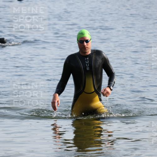 15.06.2025 - 27. Vierlanden-Triathlon Lena Gebhardt http://msf.ph/oto/8046029 15.06.2025 08:41:36 Schwimmen 122 meine-sportfotos.de