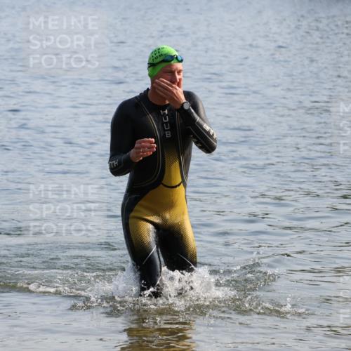 15.06.2025 - 27. Vierlanden-Triathlon Lena Gebhardt http://msf.ph/oto/8046033 15.06.2025 08:41:40 Schwimmen 122 meine-sportfotos.de
