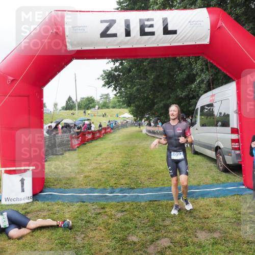 21.06.2025 - 27. Vierlanden-Triathlon MichiJ http://msf.ph/oto/8046034 15.06.2026 13:57:46 Ziel 1097 meine-sportfotos.de