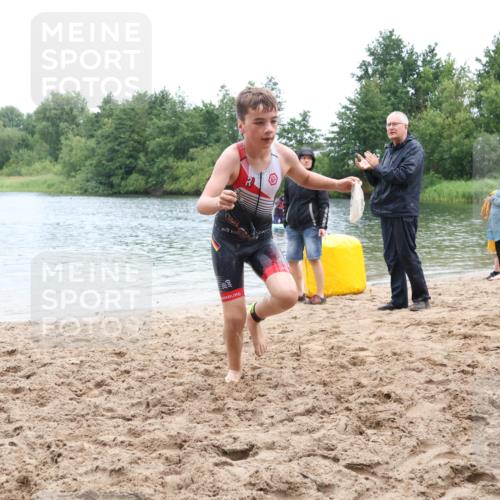 21.06.2025 - 27. Vierlanden-Triathlon Lena Gebhardt http://msf.ph/oto/8046035 15.06.2025 14:52:05 Schwimmen 1352, 1364 meine-sportfotos.de