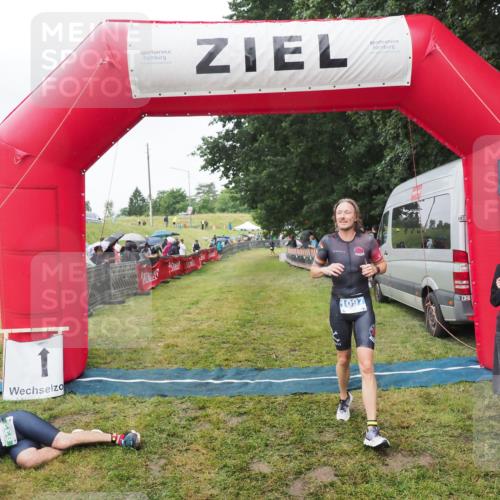 21.06.2025 - 27. Vierlanden-Triathlon MichiJ http://msf.ph/oto/8046036 15.06.2026 13:57:46 Ziel 1097 meine-sportfotos.de