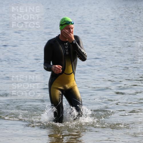 15.06.2025 - 27. Vierlanden-Triathlon Lena Gebhardt http://msf.ph/oto/8046037 15.06.2025 08:41:40 Schwimmen 122 meine-sportfotos.de